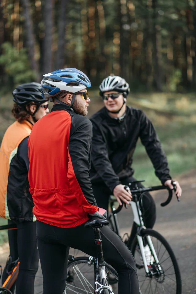 fiatal biciklisek sisakkal és szemüveggel. A bicikli és a gerincbarát sportolás