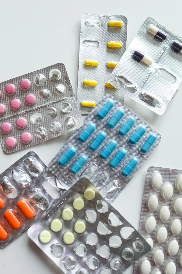 Gyógyszeres kezelés gerincsérvre: különböző gyógyszercsomagok és tabletták.