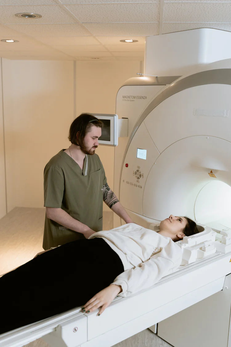 fiatal szakember vizsgál egy női beteget egy CT berendezéssel-gerincsérv diagnosztika
